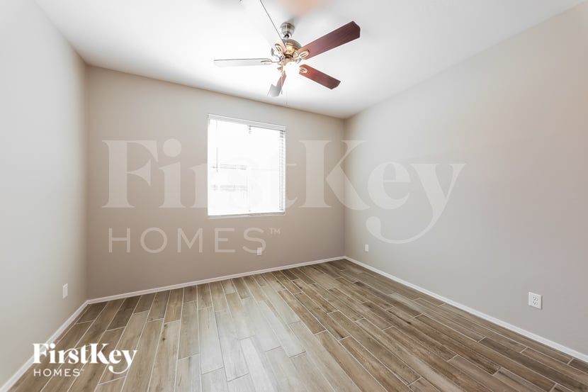 Building Photo - 18530 W Robin Ln