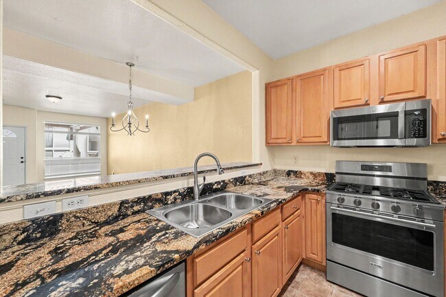 Building Photo - Spacious 3 Bed 2.5 Bath in the heart of Aurora!