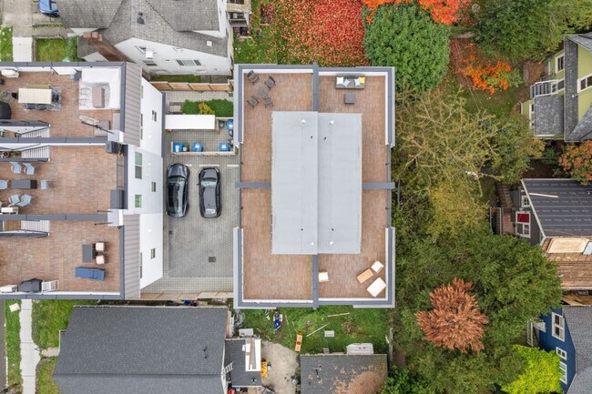 Building Photo - 823 NE 70th St