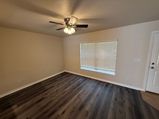 Building Photo - 2 Bedroom, 2 1/2 Bathroom Apartment