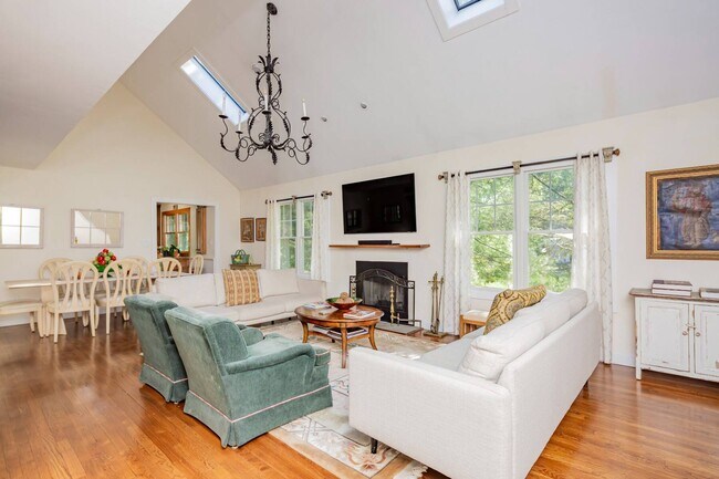 Building Photo - 49 Wooded Oak Ln