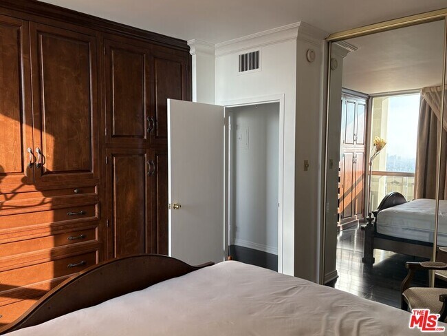 Building Photo - 4411 Los Feliz Blvd