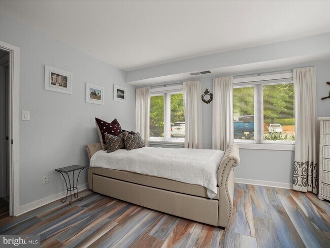 Building Photo - 7024 Channel Village Ct