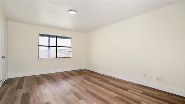 Building Photo - Renovated Waterfront Home