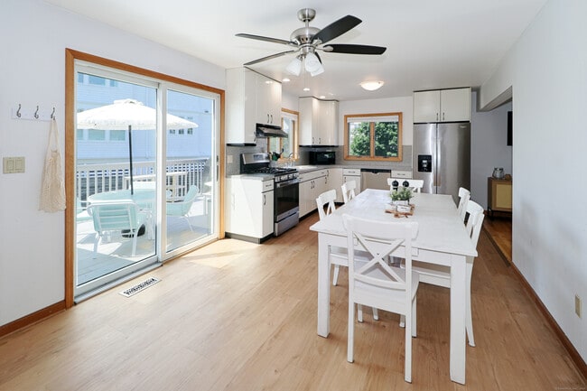 Building Photo - 560 Fairfield Beach Rd
