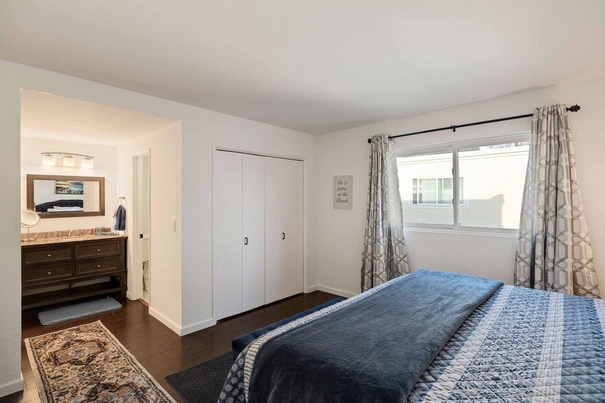 Building Photo - 255 Valley Dr