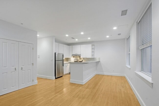 Building Photo - 140 Boylston St