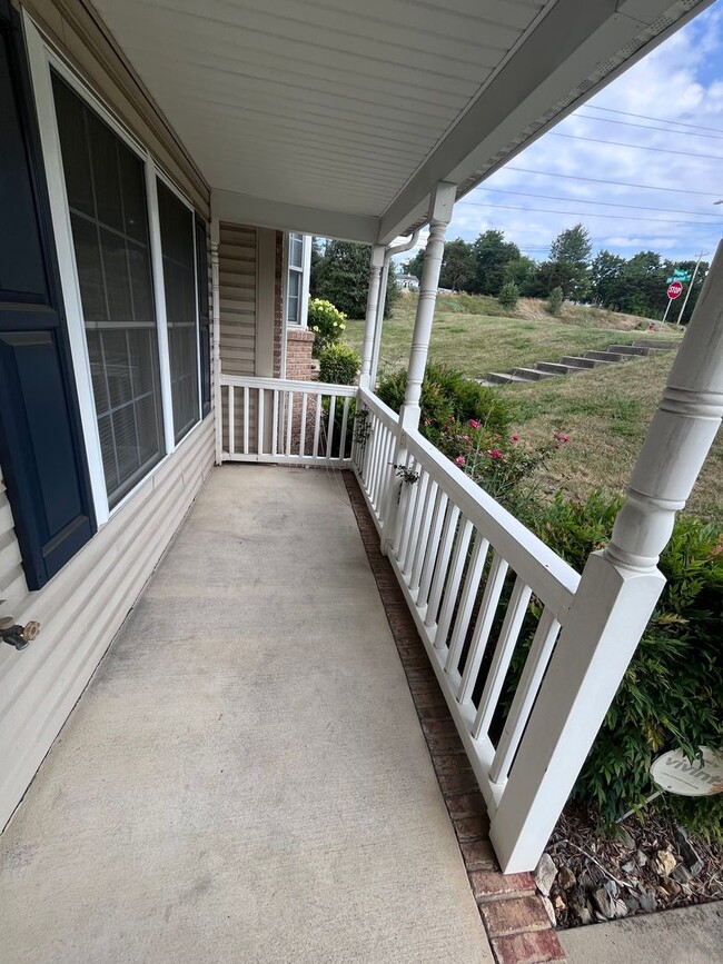 Building Photo - Freshly Painted and New Flooring!