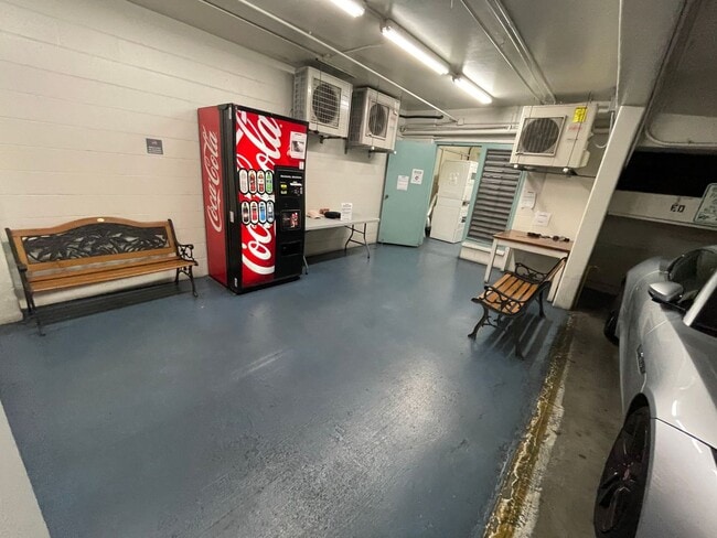 Building Photo - 2 Bedroom, 2 Bathroom w/ AC & INCLUDES ELECTRICITY Available Now!