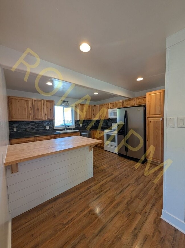 Building Photo - Spacious 4 Bed 2 Bath Home Near CSI – RV H...