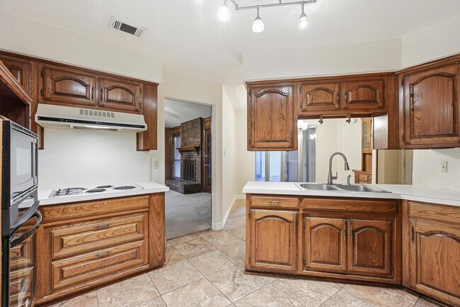 Building Photo - Charming 4 Bedroom 2.5 Bath Home In RISD!