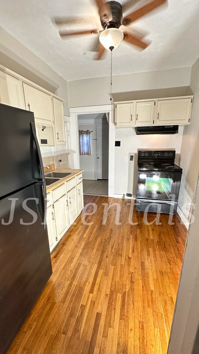 Building Photo - 1100 E 16th St