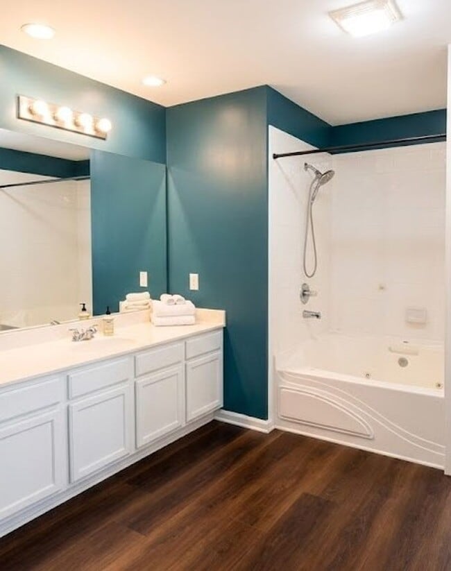 Building Photo - End Unit Townhome - Included in the RENT Water, Trash and Lawncare!