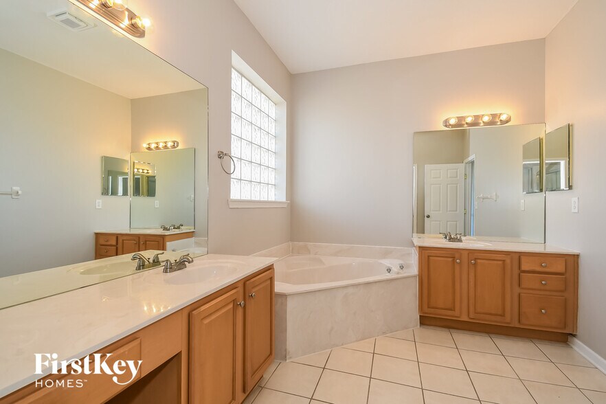 Building Photo - 10537 Castlebar Glen Dr S