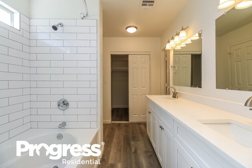 Building Photo - 341 N Fresno St