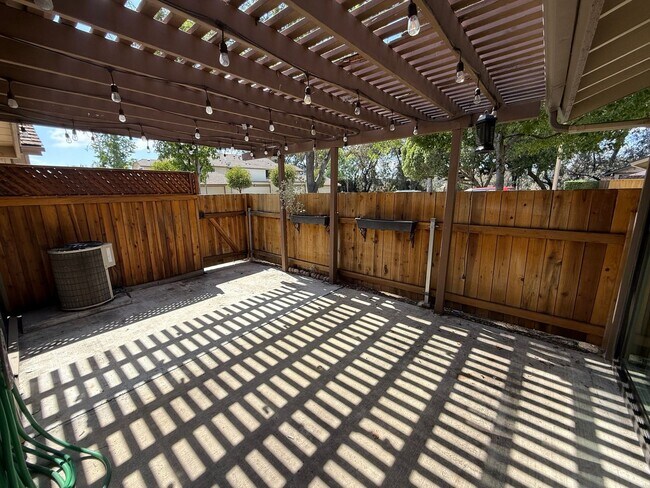 Building Photo - Spacious 3-Bed, 2-Bath End-Unit Townhome w...