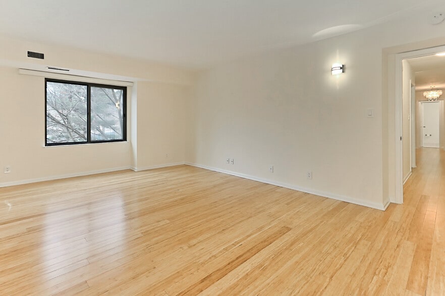 Building Photo - 3800 Powell Ln