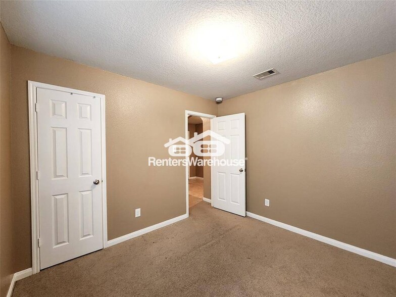 Building Photo - 927 Paradise Rd
