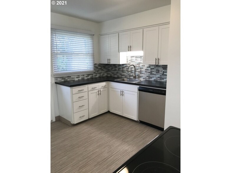 Building Photo - 2700 SW 123rd Ave