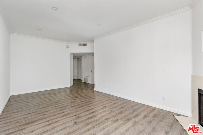 Building Photo - 9800 Vidor Dr