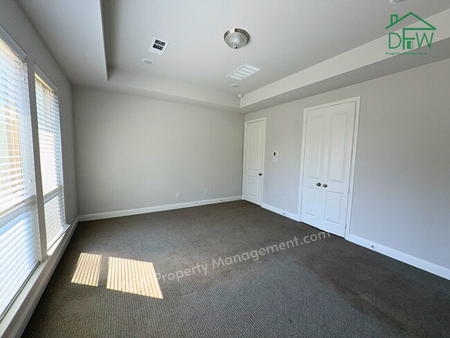 Building Photo - 4BR/3BA, 3,220 Sq Ft - Island Kitchen, Large Fenced Yard, Covered Patio