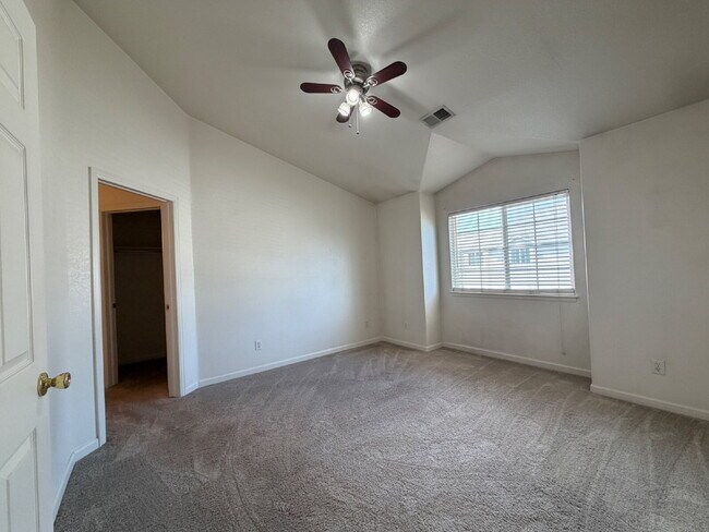 Building Photo - "Spacious 2-Bed, 2-Bath with attached garage"