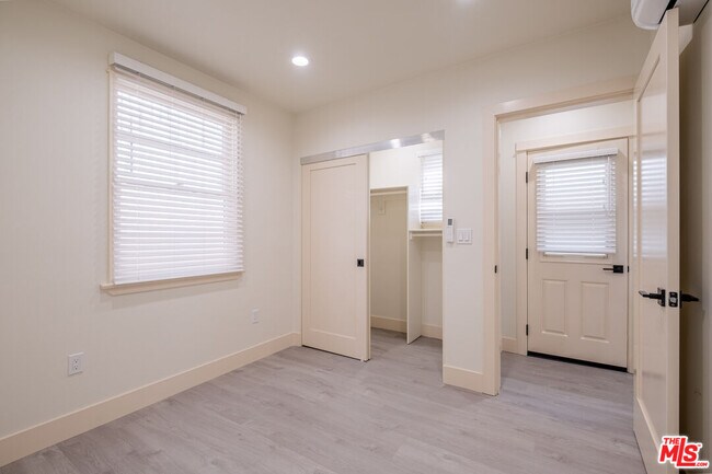 Building Photo - 216 N Catalina Ave