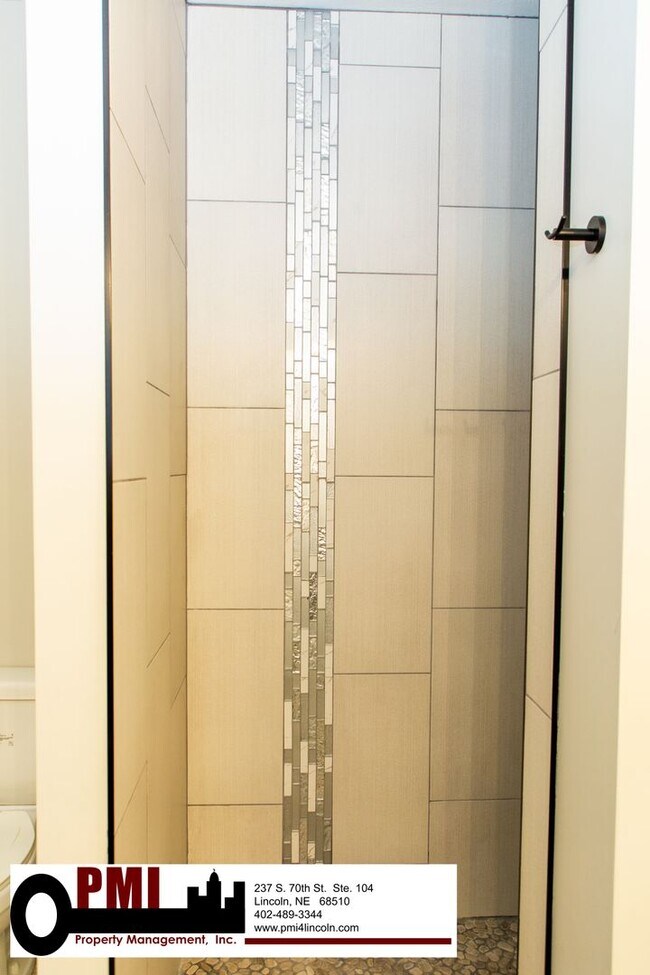 Building Photo - 5 Bedroom and 3 Bathroom House