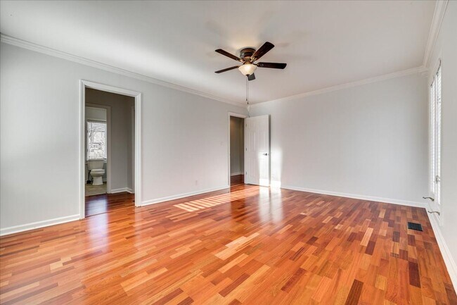 Building Photo - River Hills: 3 BR with 2 Full & 2 Half Baths