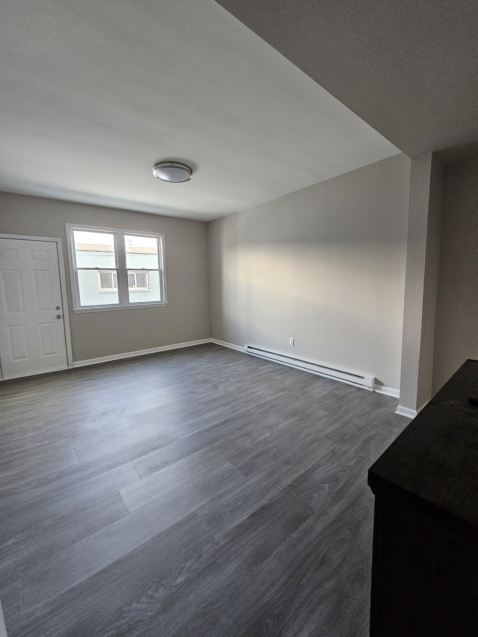 Building Photo - 1338 Main St