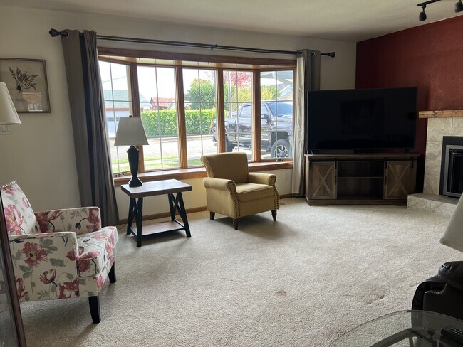 Building Photo - 820 Takena St SW