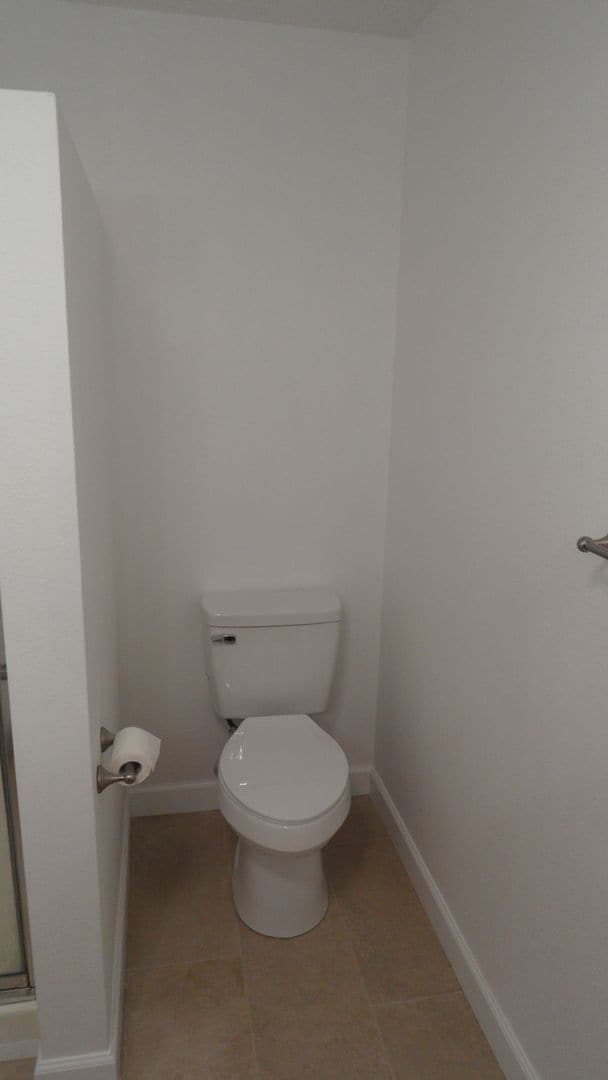 Building Photo - End-Unit 3BR 2.5BA Townhome w/ 2 Car Attached Garage