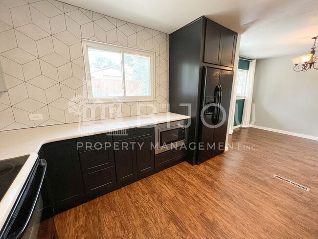 Building Photo - Tri-level Home with Newly Renovated Kitchen