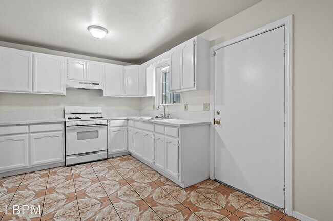 Primary Photo - 4 br, 2.5 bath House - 417 E 41st St