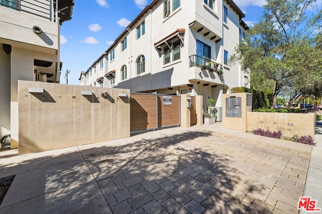 Building Photo - 5933 W Luna Park