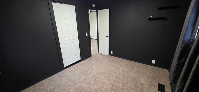 Building Photo - 221 Elm St