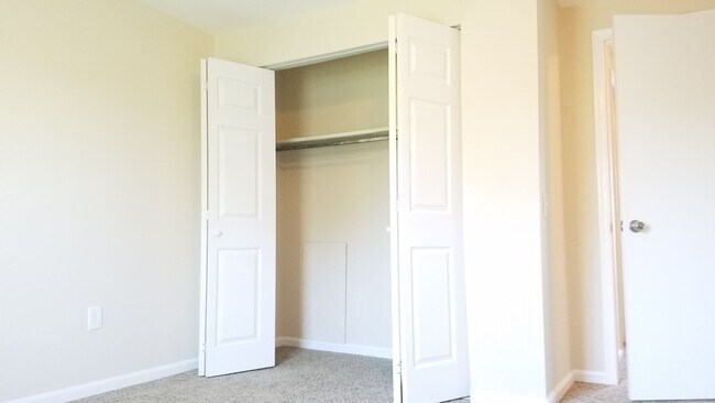 Building Photo - End Unit townhouse in established Frederick neighborhood ready for you!