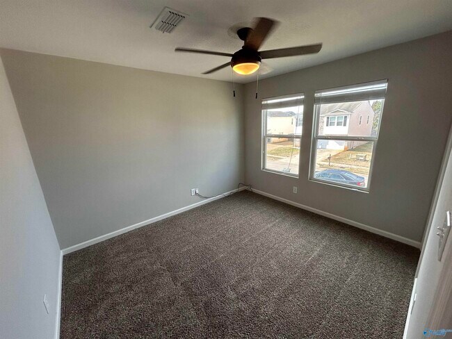 Building Photo - 3140 Lakeland Dr SW