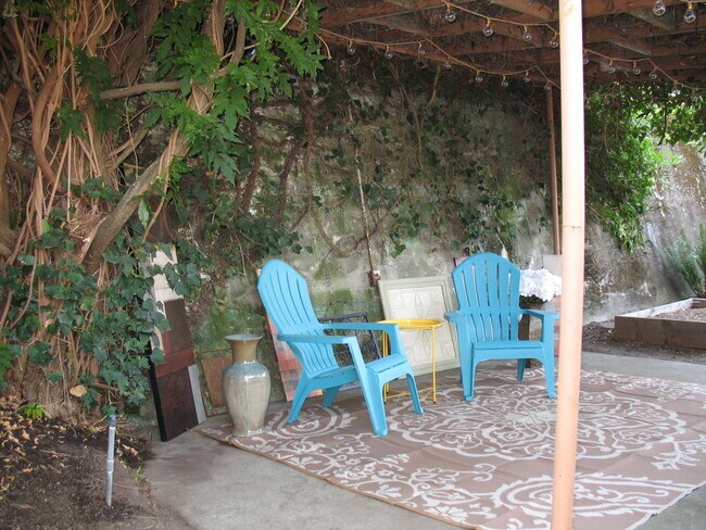 Building Photo - 827 W 11th Ave