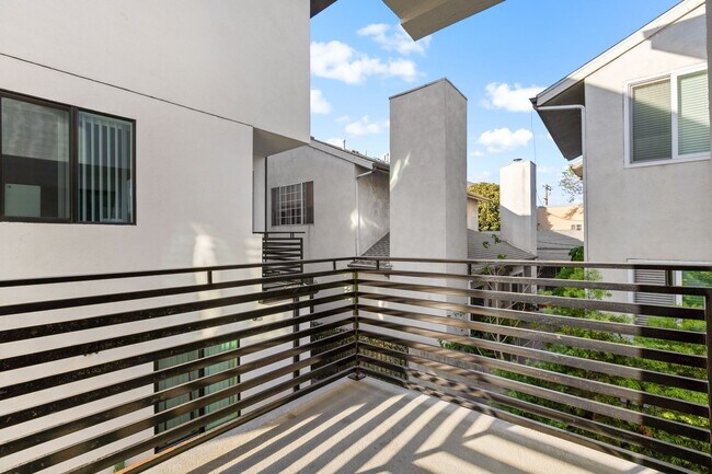 Building Photo - A beautifully designed and renovated 4 bed / 4 1/2 bath townhome located in the desirable Sawtell...