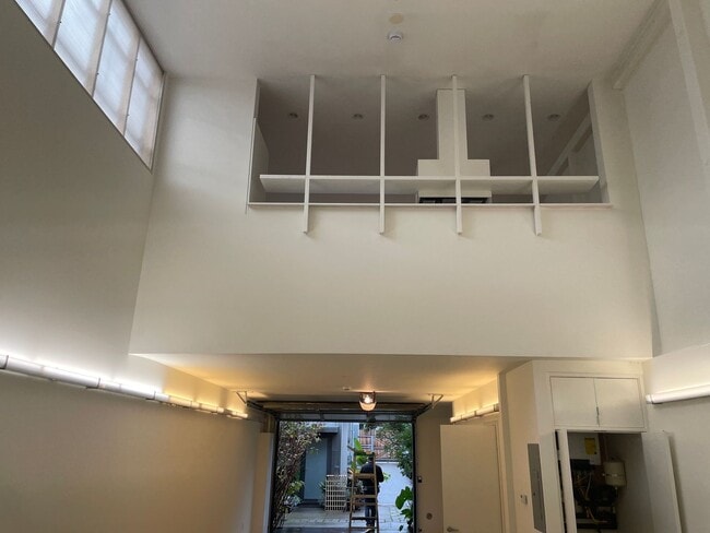 Building Photo - Bright Live-Work Studio  & Tall Ceilings o...