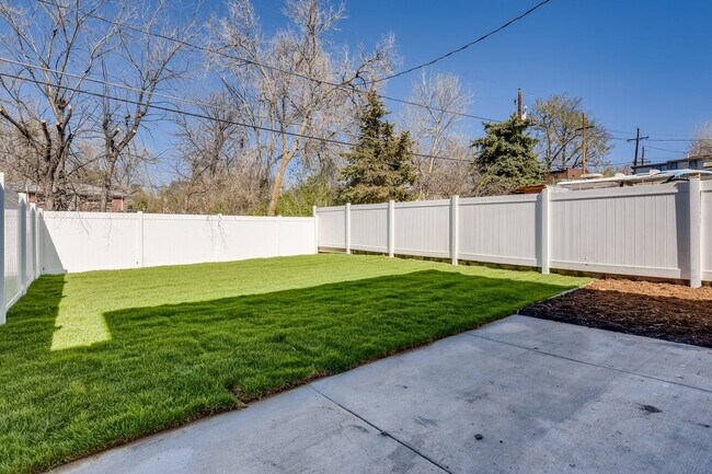 Building Photo - Beautiful Half Duplex for Rent