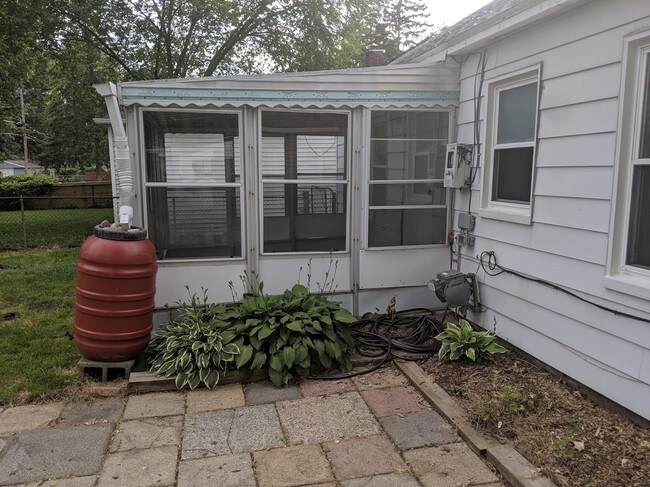 Screened Florida Room - 2144 Browning St