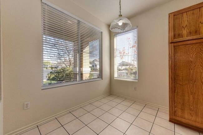 Building Photo - Cute 2bd/2ba home in 55+ Sun City Roseville