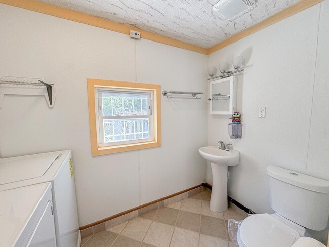 Building Photo - 1104 Adriatic Ave