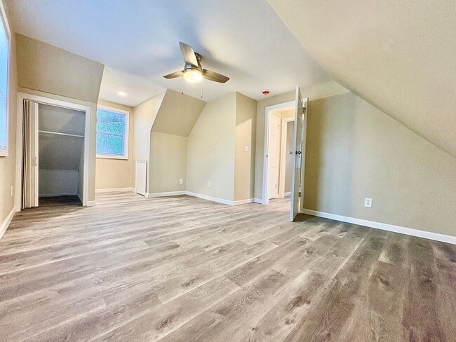 Building Photo - Updated South Bend Gem!