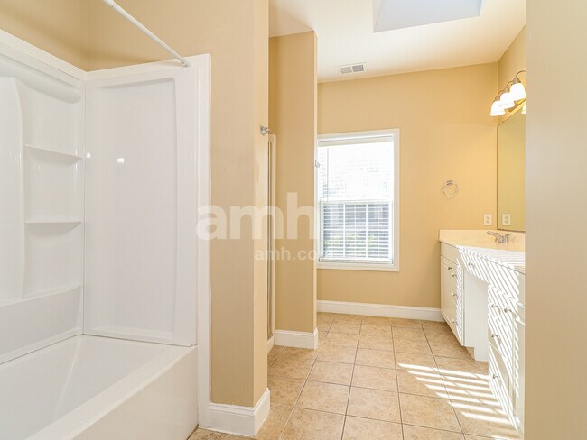 Building Photo - 12 Peregrine Dr