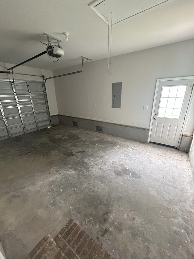 Building Photo - 312 S Tree Ct
