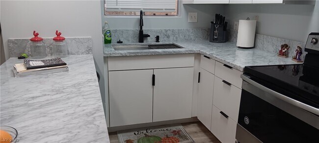 Building Photo - 5045 Spencer St