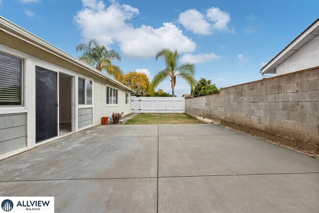 Building Photo - Serra Mesa 3 Bedroom Home with Private Yard & Oversized 2-Car Garage